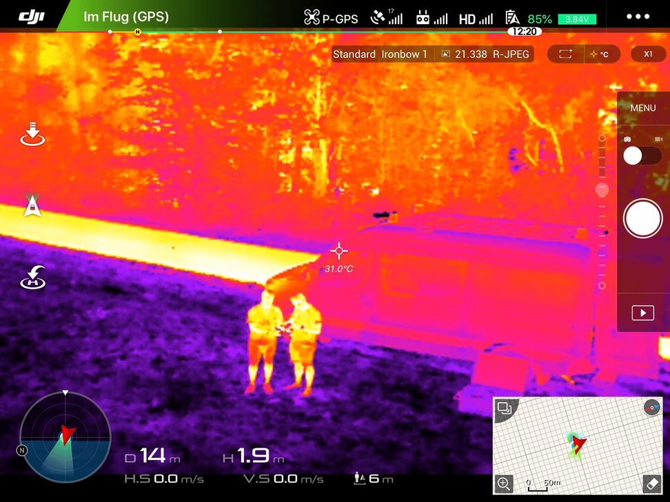 Die Wärmebildkamera der Drohne im Einsatz. Dabei gilt: Je wärmer das Objekt ist, desto heller wird es dargestellt. Foto: TEL