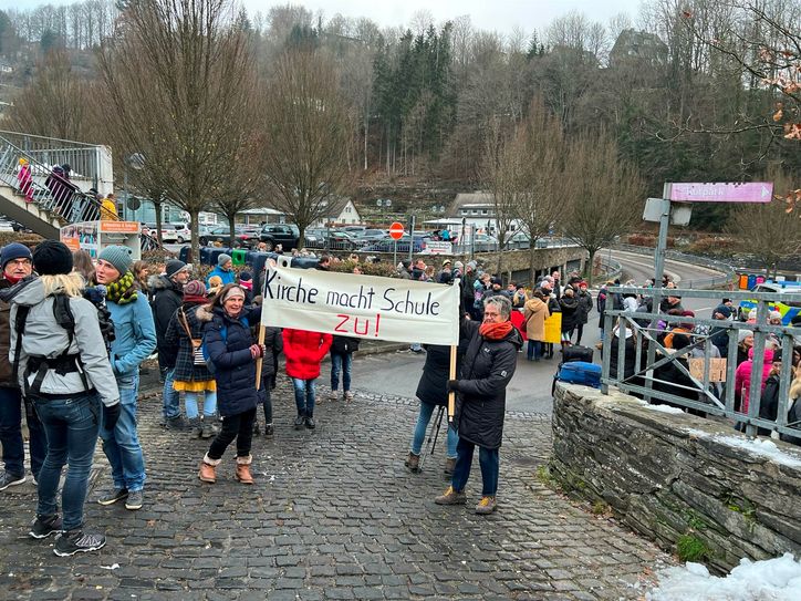 Lauthals verschafften die Demonstranten ihrem Unmut über die anstehende Schließung der Mädchenrealschule St. Ursula in Monschau Gehör. Fotos: Scheffen