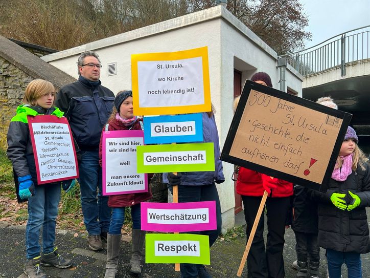 Lauthals verschafften die Demonstranten ihrem Unmut über die anstehende Schließung der Mädchenrealschule St. Ursula in Monschau Gehör. Fotos: Scheffen
