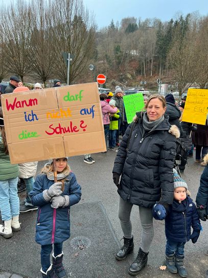 Lauthals verschafften die Demonstranten ihrem Unmut über die anstehende Schließung der Mädchenrealschule St. Ursula in Monschau Gehör. Fotos: Scheffen