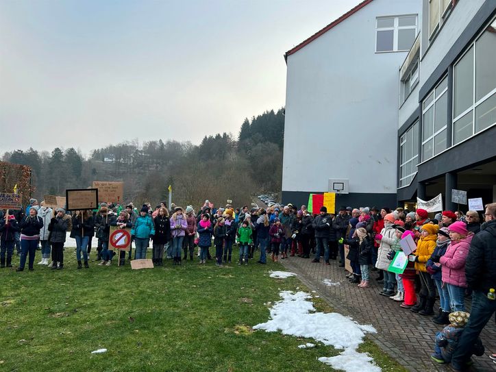 Lauthals verschafften die Demonstranten ihrem Unmut über die anstehende Schließung der Mädchenrealschule St. Ursula in Monschau Gehör. Fotos: Scheffen
