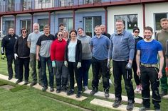 Viele Helferinnen und Helfer - Eltern, städtische Mitarbeiter und Erzieher - unterstützten die "Rollrasenaktion".