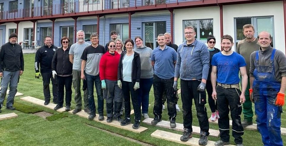 Viele Helferinnen und Helfer - Eltern, städtische Mitarbeiter und Erzieher - unterstützten die "Rollrasenaktion".