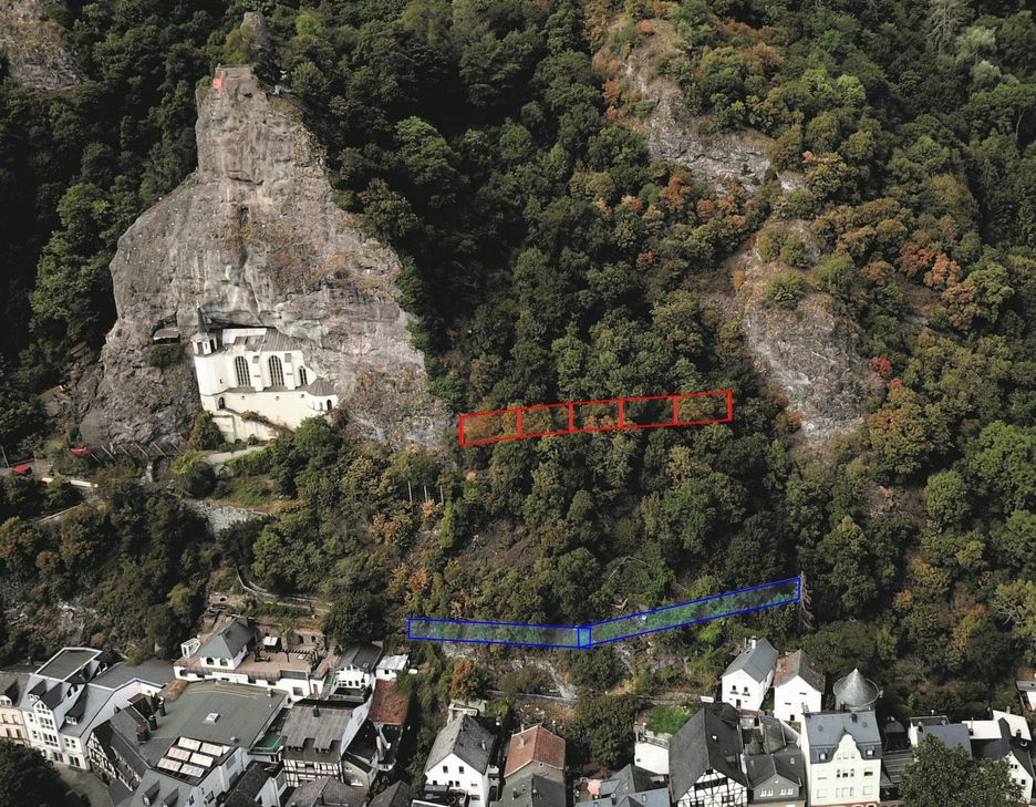 Bevor mit den Arbeiten zur Installation des Netzvorhangs oberhalb der Felsenkirche begonnen werden kann, müssen erst zwei zusätzliche Fangzäune errichtet werden. Foto: Jürgen Unger-Temmes.