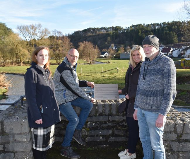 Michelle Karschat (v.li.), Ralf Ruland, Jennifer Meuren und Matthias Wegener und der Platz des Gedenkens - mitten auf der Brücke über die Ahr.