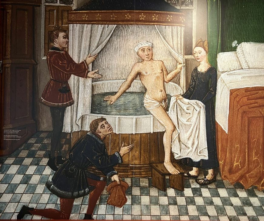 Diese Bild zur Badekultur im Mittelalter hängt in den Römerthermen Zülpich – Museum der Badekultur. Eine Fotostation beim Mittelalterfest wurde diesem Bild nachempfunden.