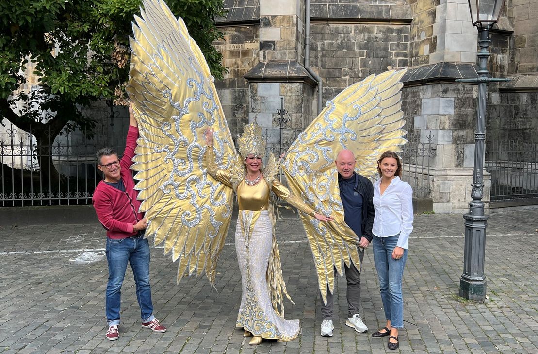 Die Sängerin mit Engelsstimme, Christine Gogolin, umrahmt von Regisseur Thomas Bruchhäuser, Günther Meyer und Philippa Nobis.