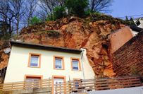 In die Palliener Felswand integriertes Ferienhaus in Trier