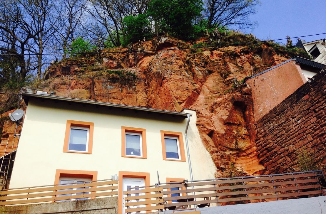 In die Palliener Felswand integriertes Ferienhaus in Trier