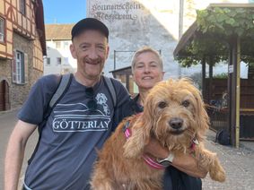 Mechtild Steck und Rainer Welches sind heute mit Labradoodle Anny zur Wanderung bis in die belgische Partnergemeinde Overijse gestartet.