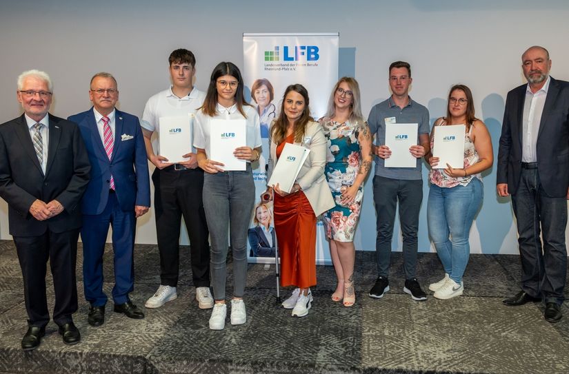 LFB-Präsident Dr.-Ing. Horst Lenz (links) und die Vizepräsidenten Dr. Thomas Seither (rechts) sowie Dr. Günther Matheis (2.v.l.) gratulierten Mathis Feilen (3.v.l.), Lea Schnitzler (4.v.l.), Sara Schmieja (Mitte), Vera Kievernagel (4.v.l.), Pascal Scharff (3.v.l.) und Brandy Sohni (2.v.l.) bei der Feierstunde für die besten Auszubildenden im ZDF in Mainz.