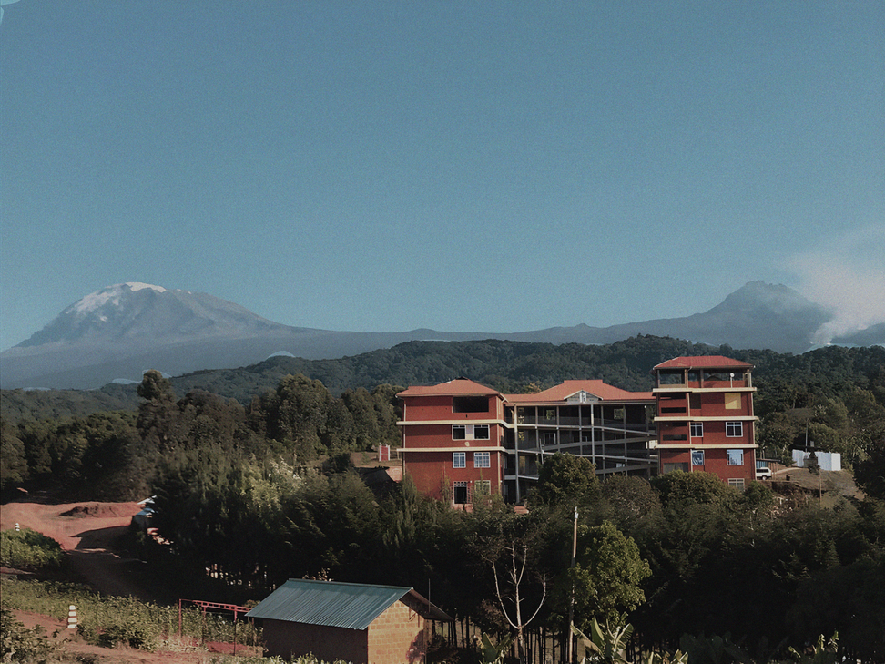 Das St. Monica Hospital liegt in der bergigen Region Kerua. Im Hintergrund sieht man den Kilimandscharo mit 5895 Metern Höhe.