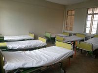 Im Krankenzimmer stehen bis zu zehn Betten.