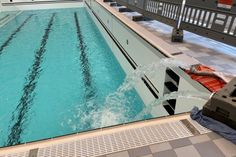 Mit zwei Pumpen wurde das Wasser vom alten Becken über die Schulstraße ins neue Hallenbad befördert.