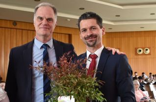 Vincent Chevalier (li.) überreichte Thomas Frauenkron (re.) als Zeichen der Verbundenheit einen Bambus.