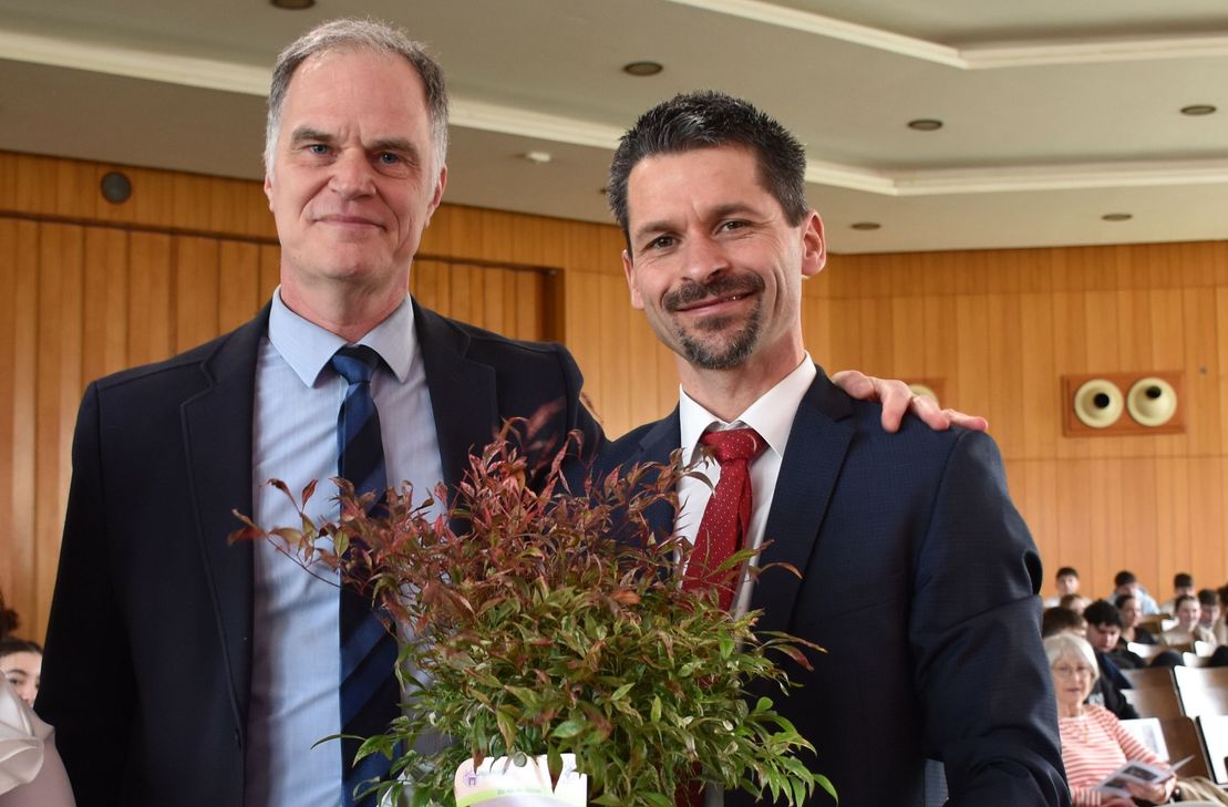 Vincent Chevalier (li.) überreichte Thomas Frauenkron (re.) als Zeichen der Verbundenheit einen Bambus.