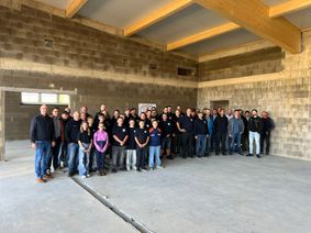 Eine stattliche Wehr bekommt ein neues Heim: Am neuen Feuerwehrgerätehaus in Herhahn wurde Richtfest gefeiert.