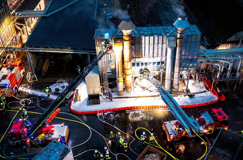 Die Einsatzkräfte bei den Löscharbeiten.