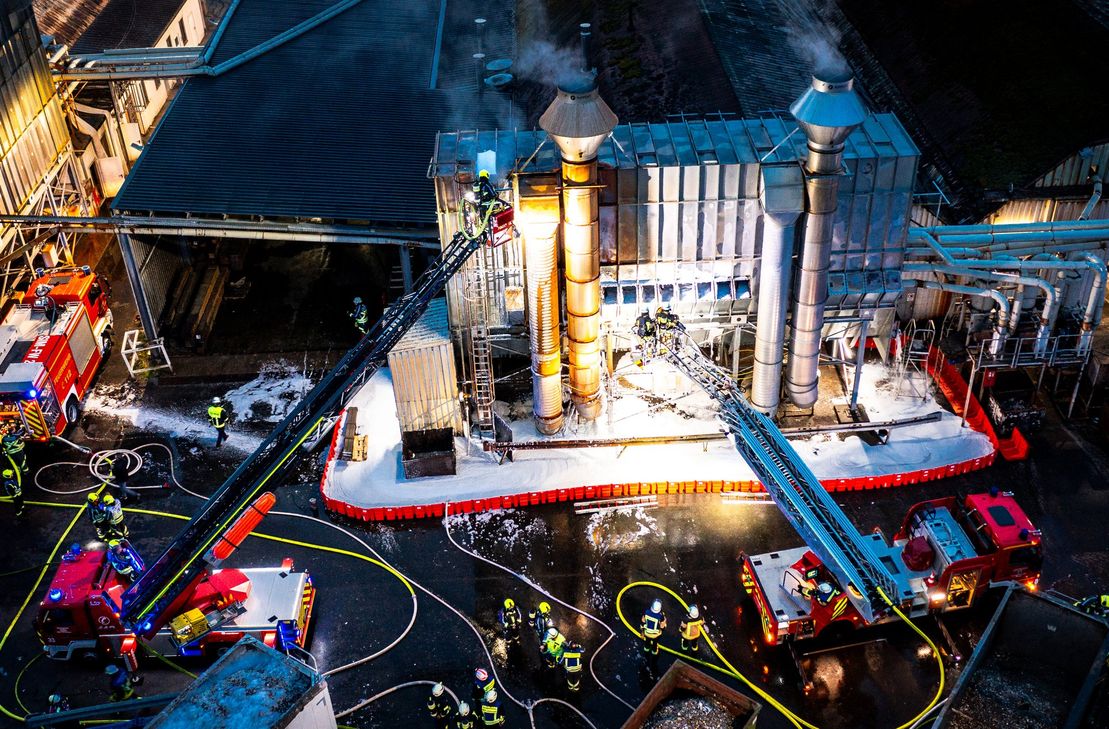 Die Einsatzkräfte bei den Löscharbeiten.