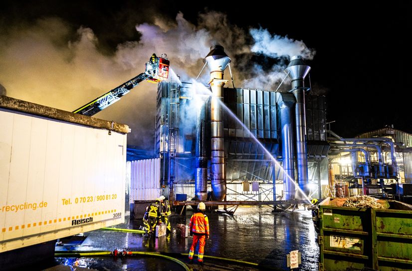 Die Einsatzkräfte bei den Löscharbeiten.