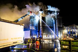 Die Einsatzkräfte bei den Löscharbeiten.