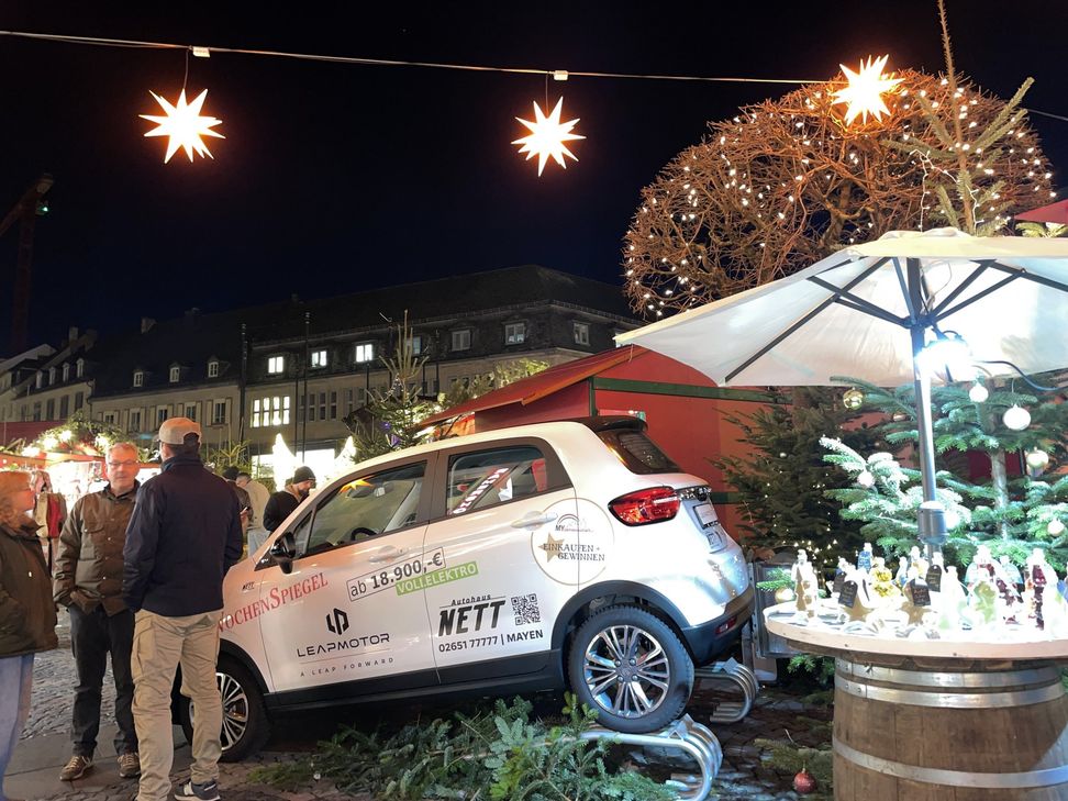 Der Hauptgewinn von "Einkaufen + Gewinnen" zieht manchen Blick auf sich.