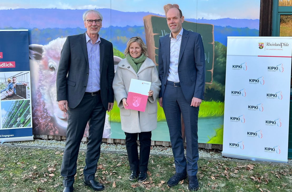 Klimaschutzministerin Katrin Eder (Mitte) überreicht den Förderbescheid an Landrat Volker Boch (links im Bild), der sich gemeinsam mit RHE-Vorstand Thomas Lorenz (rechts im Bild) über die 1,5 Millionen Euro hohe Zuwendung freut.