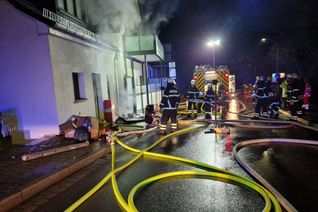 Die Feuerwehr hatte den Brand glücklicherweise schnell unter Kontrolle, verletzt wurde niemand.