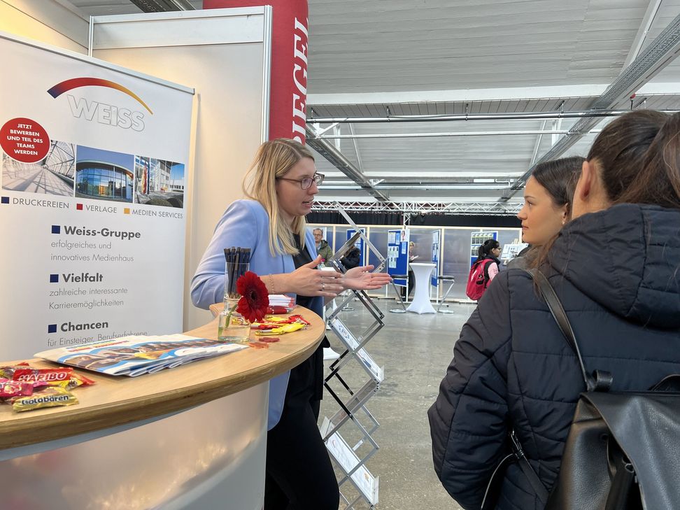 Spannende Gespräche und direkte Einblicke erwarten die Besucher wieder am Freitag, 10. Oktober, bei der siebten Job- und Ausbildungsmesse in der Halle »Wohnraum« der Alten Tuchfabrik.