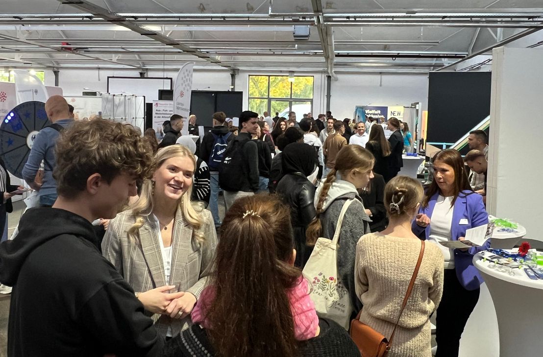 Spannende Gespräche und direkte Einblicke erwarten die Besucher wieder am Freitag, 10. Oktober, bei der siebten Job- und Ausbildungsmesse in der Halle »Wohnraum« der Alten Tuchfabrik.