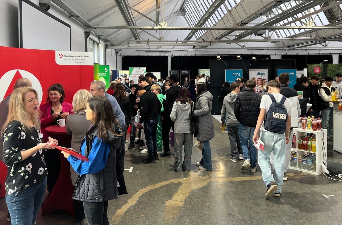 Spannende Gespräche und direkte Einblicke erwarten die Besucher wieder am Freitag, 10. Oktober, bei der siebten Job- und Ausbildungsmesse in der Halle »Wohnraum« der Alten Tuchfabrik.