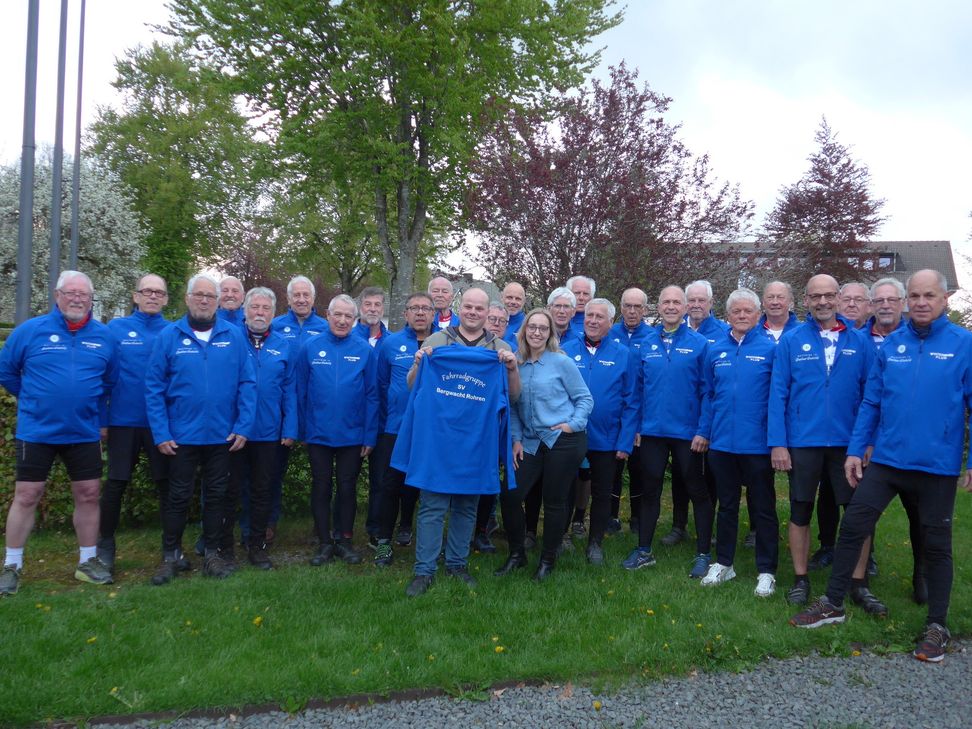 Mit guten Beinen uns neuen Jacken unterwegs - die Fahrradgruppe aus Rohren.