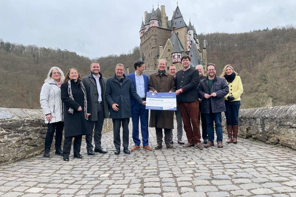 Vertreter von Lotto Rheinland-Pfalz, der Deutschen Stiftung Denkmalschutz, der Politik und Kommunen waren zur symbolischen Scheckübergabe an  Johann-Jakob Graf zu Eltz gekommen.