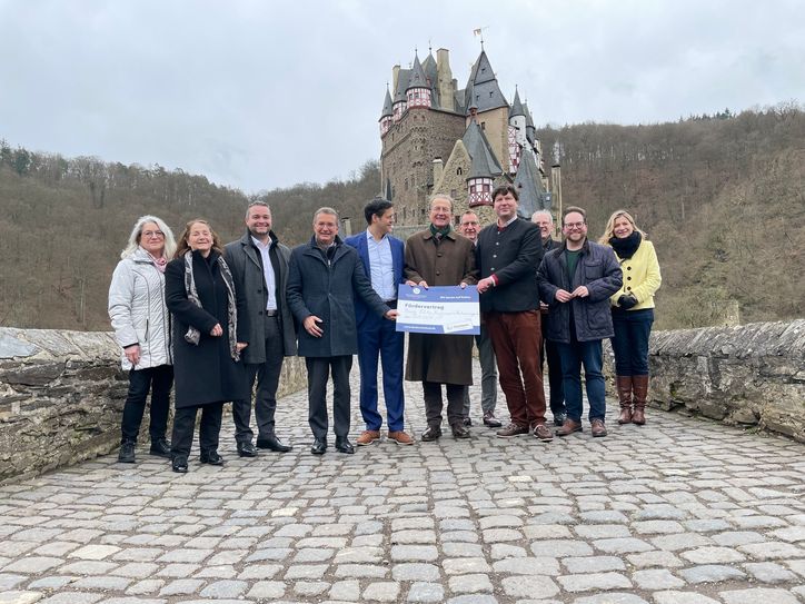 Vertreter von Lotto Rheinland-Pfalz, der Deutschen Stiftung Denkmalschutz, der Politik und Kommunen waren zur symbolischen Scheckübergabe an Johann-Jakob Graf zu Eltz gekommen.
