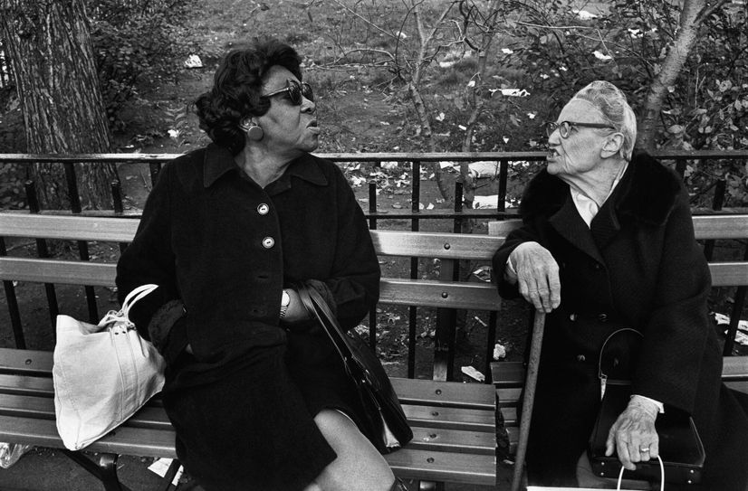 Vom 14. April bis 16. Juni geht es um »Bankgeheimnisse« bei der Ausstellung im Fotografie-Forum. Hier zu sehen zwei Frauen mutmaßlich im Streitgespräch.