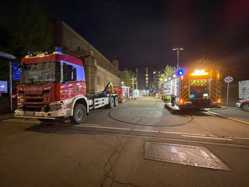 Durch den Einsatz der rund 70 Wehrleute kam es in der Feldstraße zu kurzzeitigen Verkehrsbehinderungen.