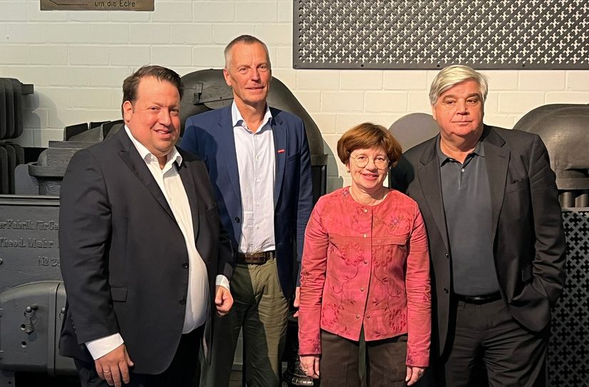 Theodor Mahr (l.) begrüßte Vertreter von Handwerkskammer, Industrie- und Handelskammer und Arbeitsagentur im Museum von Deutschlands ältestem Heizungsbauer. Er zeigte den Institutionen auf, welche Kraftanstrengungen er tätigt, um junge Menschen für sein Unternehmen zu gewinnen - mit Erfolg!