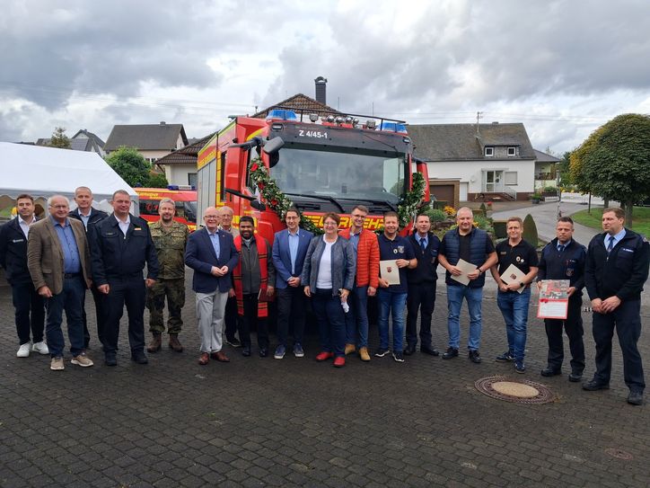 Beim Tag der offenen Tür präsentierte die Freiwillige Feuerwehr Blankenrath ihr neues Hilfeleistungslöschfahrzeug (HLF 10), das durch Pfarrer Tamil Selvan Joseph eingesegnet wurde.