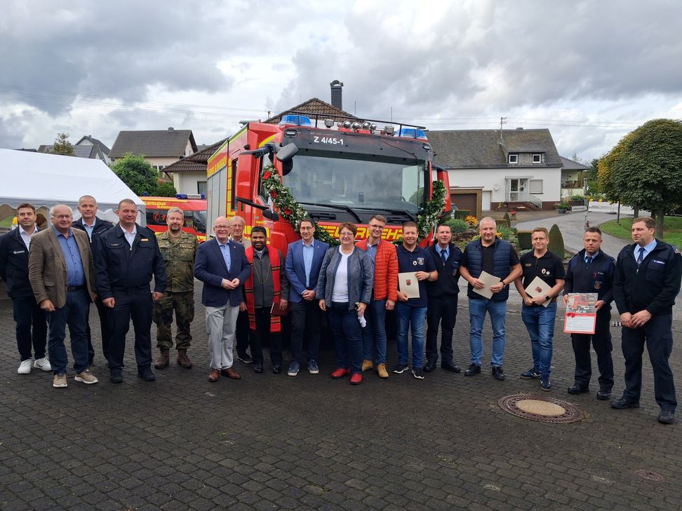 Beim Tag der offenen Tür präsentierte die Freiwillige Feuerwehr Blankenrath ihr neues Hilfeleistungslöschfahrzeug (HLF 10), das durch Pfarrer Tamil Selvan Joseph eingesegnet wurde.