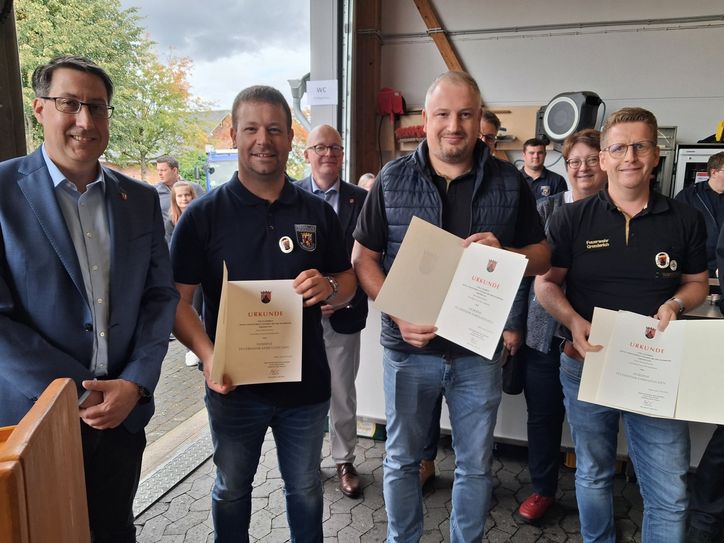 Für 25 Jahre treuen Dienst im Zeichen der Feuerwehr erhielten Patrick Zirwes, Manuel Bausen und Thomas Korneli das Silberne Feuerwehr-Ehrenzeichen.