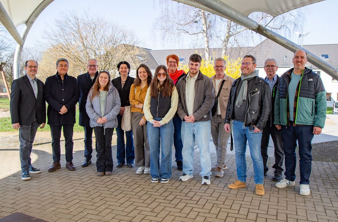 Leitungsteam des Jugendhilfezentrums und Gäste beim Josefstag 2026 im Haus auf dem Wehrborn (von links):
Religionspädagoge Thomas Herrig, Pädagogischer Leiter Michael Fujishige, Verbandsbürgermeister Michael Holstein, Einrichtungsleiterin Heike Marxen, Kaufmännische Leiterin Sandra Arnoldy, Pastoralreferentin Elisabeth Pick, Tamara Bauer, Leiterin der Fachstelle für Jugendpastoral im Bistum Trier Cäcilie Fieweger, Ricardo Vögele, 1. Beigeordneter Gemeinde Aach Ralf Kierspel, Wim Negelen, Jugendamt Kreis Trier-Saarburg, Harald Schilling, Pfarrei St. Hildegard, Teamleitung Jugendeinrichtungen im Bischöflichen Generalvikariat Kai Wichmann.