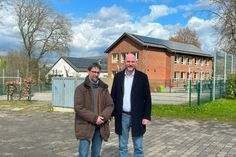 Michael Schlamann (Bauamt) und Bürgermeister Jorma Klauss präsentieren das mit 258 Photovoltaik-Modulen ausgestattete Dach der Roetgener Grundschule. Mindestens 80 Prozent der 96,75 Kilowatt Peak umfassenden Anlage werden selbst genutzt.