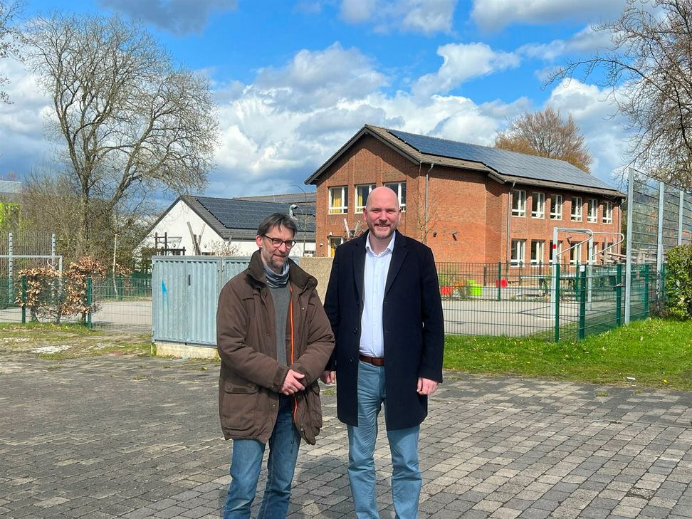 Michael Schlamann (Bauamt) und Bürgermeister Jorma Klauss präsentieren das mit 258 Photovoltaik-Modulen ausgestattete Dach der Roetgener Grundschule. Mindestens 80 Prozent der 96,75 Kilowatt Peak umfassenden Anlage werden selbst genutzt.
