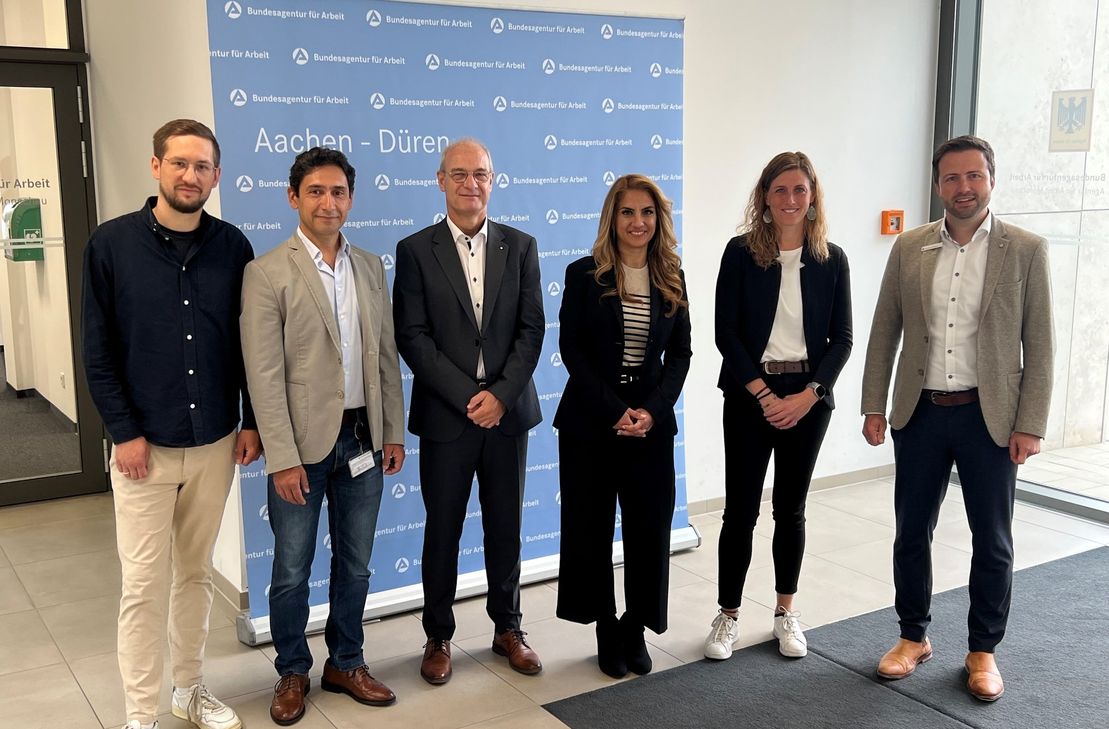 Vertreter der Agentur für Arbeit, Dr. Carmen Krämer (Stadt Monschau) und Christian Reinartz, Leiter der benachbarten Sparkasse, bei der Eröffnung der neuen Geschäftsstelle in Imgenbroich.