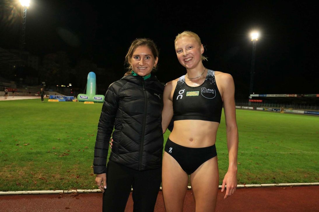 Schnappschuss vom Flutlichtmeeting 2022: Gesa Krause mit Jolanda Kallabis, die damals U18-Weltrekord lief. Am 2. September sind beide wieder in Trier am Start.