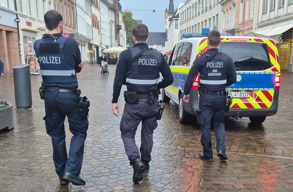 Polizisten in der Trierer Altstadt