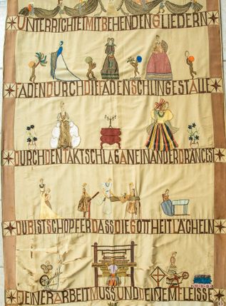 Der Wandteppich zeigt symbolhaft die Entstehung eines Gewandes.
