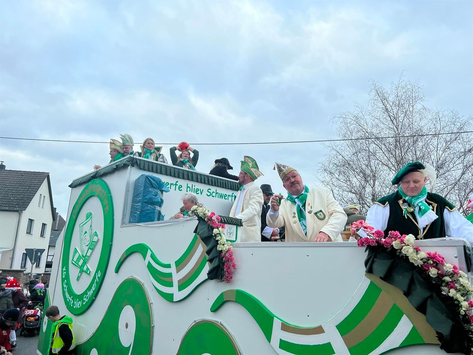 Das Damen-Dreigestirn feierte kräftig mit beim Karnevalsumzug in Schwerfen