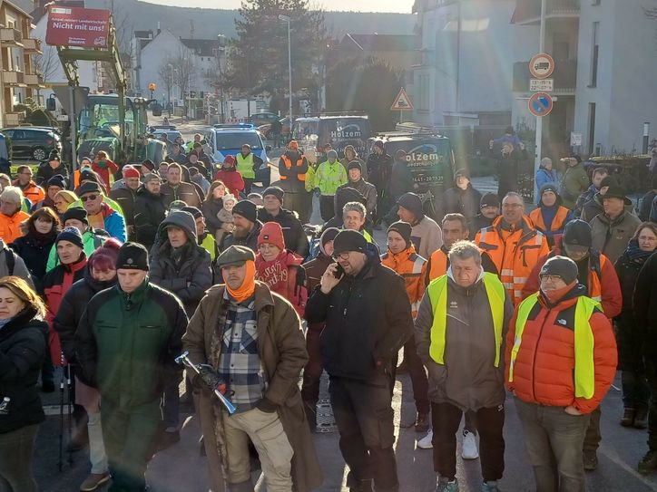 Auf dem Podium standen Landrätin Weigand, Gies (CDU), Schäfer, Schlagwein (Grüne) und Pauly (v.l.), ebenfalls vom Bauernverband.
