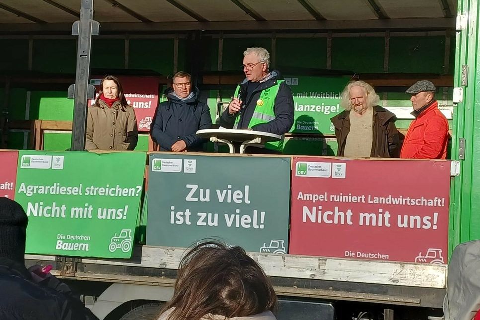 Auf dem Podium standen Landrätin Weigand, Gies (CDU), Schäfer, Schlagwein (Grüne) und Pauly (v.l.), ebenfalls vom Bauernverband.